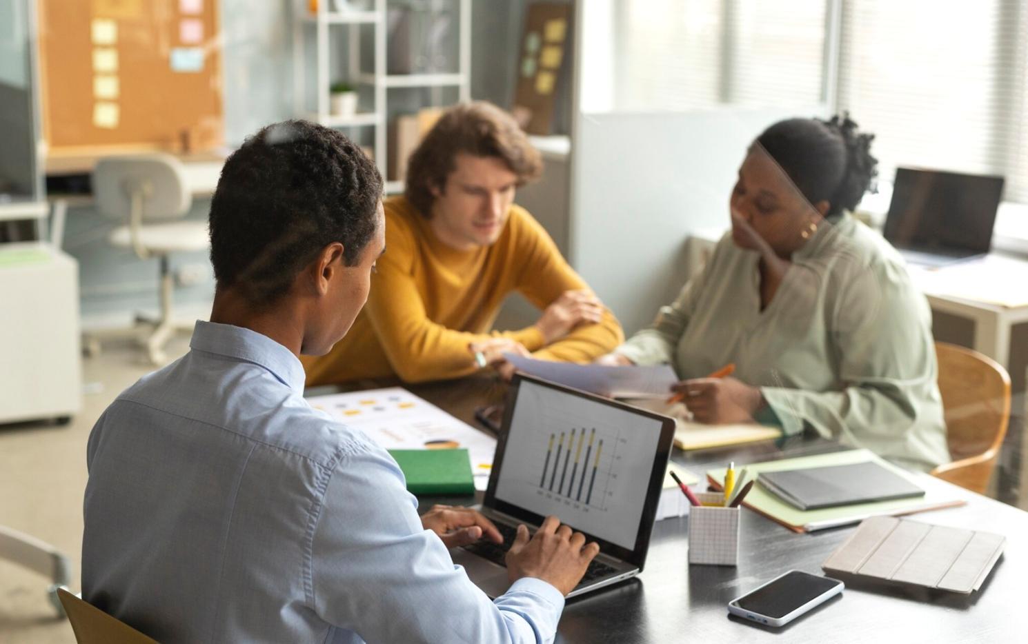 Professionnels participant à une session de formation collaborative