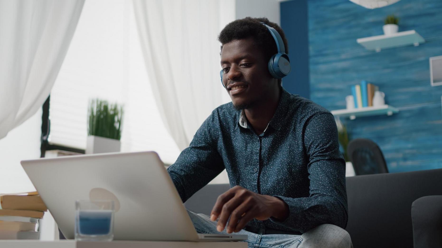 Vue d'ensemble de notre espace de formation moderne à Versailles, avec des bureaux lumineux et équipements pédagogiques