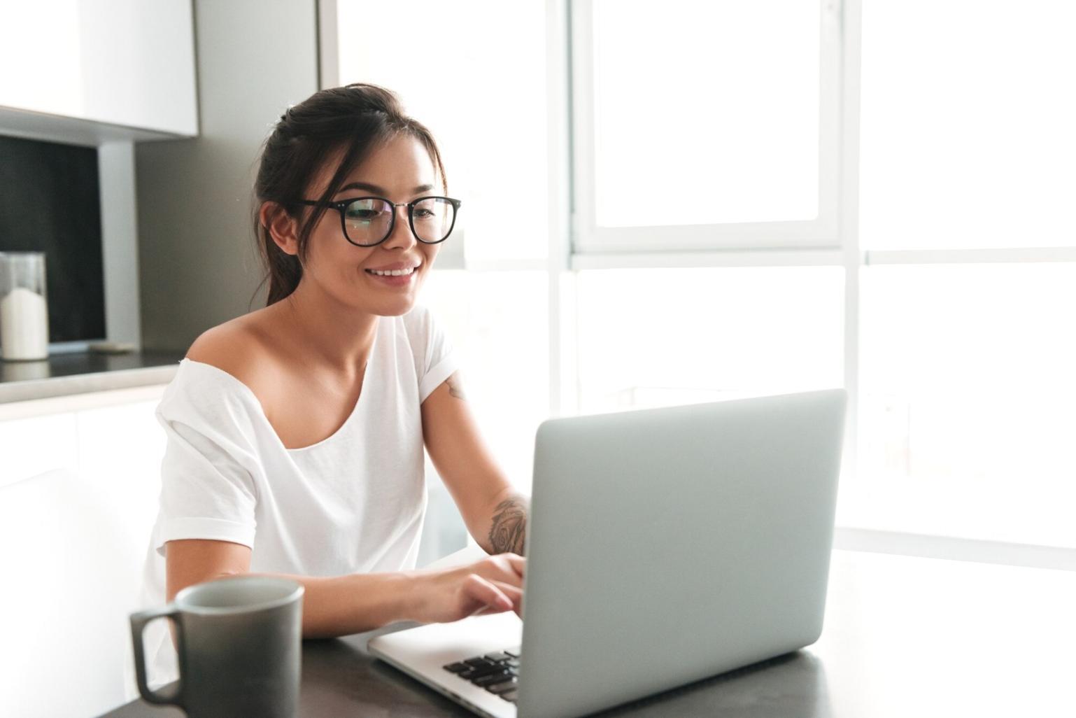 Session de formation interactive sur l'analyse des ratios financiers avec participants engagés