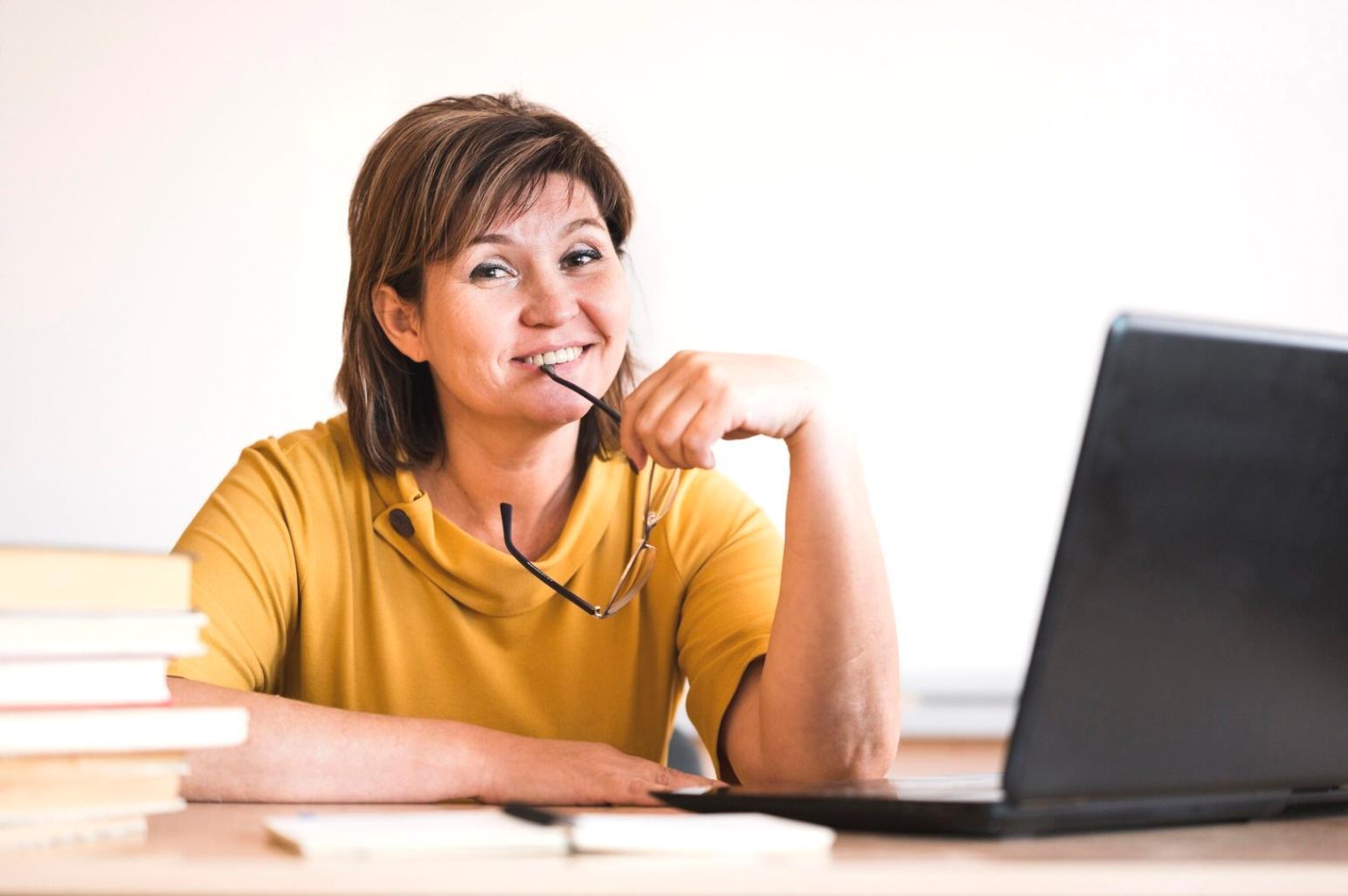 Étudiant analysant des documents financiers avec concentration